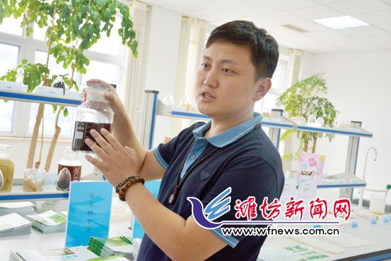 王曉凱正在介紹“旱地寶”的優(yōu)勢(shì)。
